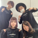 オリジナルTシャツを着たスタッフ集合写真