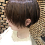 つやつやの丸みのあるボブヘアの女性