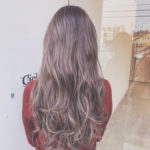 ロングヘアの女性の後ろ姿