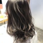 暗髪パーマの女性