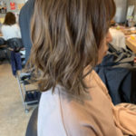 ベージュの髪色の女性