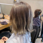 グラデーションヘアの女性