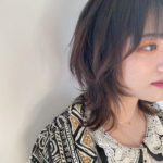 暗髪ウルフヘアーの女性