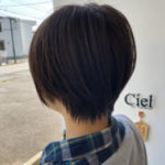 ショートカットの女性の横顔