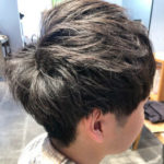 丸みのある髪型の男性