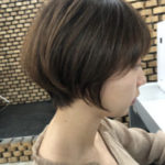 アルミのあるショートヘアの女性の横顔