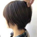 ふんわり丸みのあるショートヘアの女性