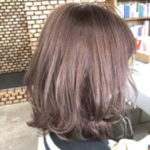チョコレートブラウンの切りっぱなしボブヘアの女性
