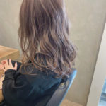 ベージュの髪色の女性