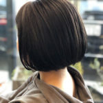 黒髪丸みのあるボブヘアの女性
