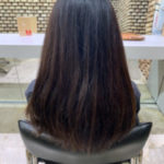 パサついて髪が広がったロングヘアの女性