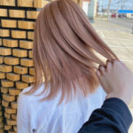 ハイトーンの髪色の切りっぱなしボブヘアの女性