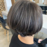 丸みのあるボブヘアの暗髪の女性
