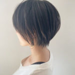 スッキリと丸みのあるショートボブの女性の横顔