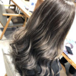 細いハイライトを入れたロングヘアの女性