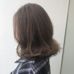 アッシュカラーのボブヘアの女性