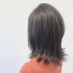 寒色の切りっぱなしボブヘアの女性