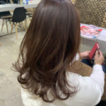 ピンクベージュのロングヘアの女性