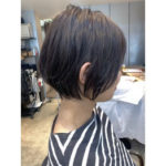 ショートヘアーの女性の横顔