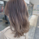 毛先にかけて髪色が明るい女性