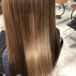 明るい髪色でつやつやのロングヘアーの女性