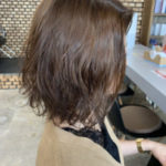 ゆるくパーマのかかったボブヘアの女性